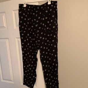 Old Navy Black ankle pants pretty pattern size L
